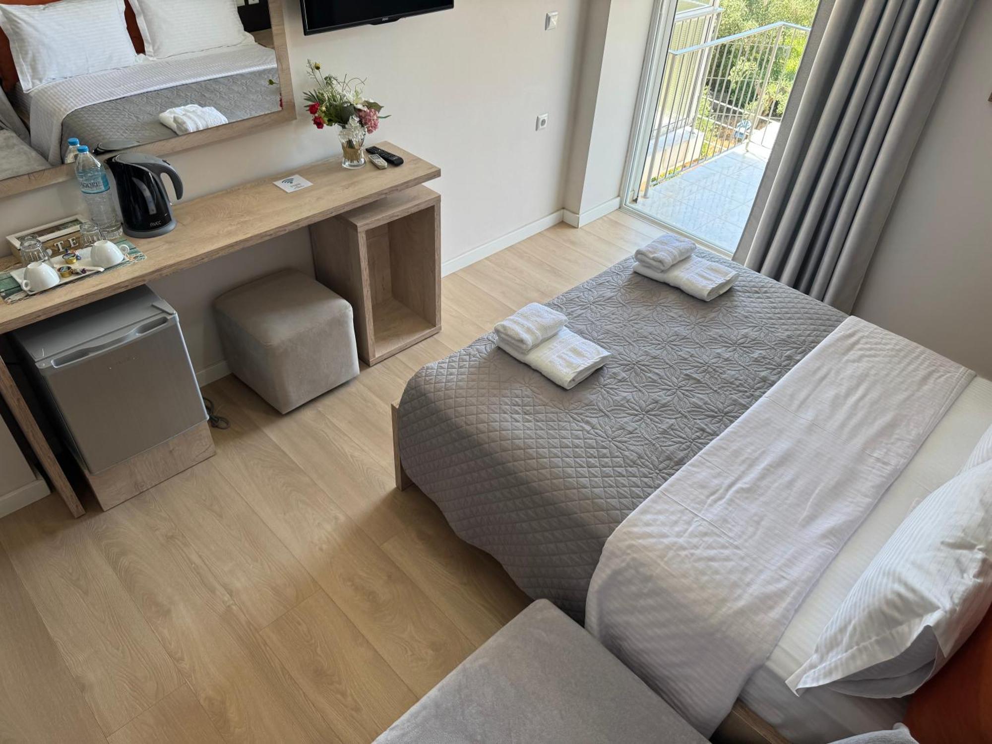 George Hotel Rooms&Suites Himare Bagian luar foto