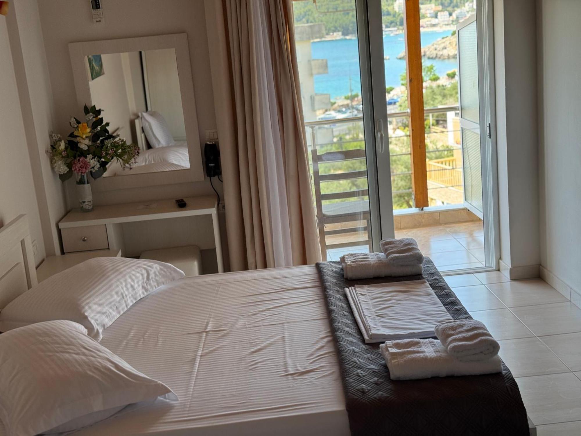 George Hotel Rooms&Suites Himare Bagian luar foto