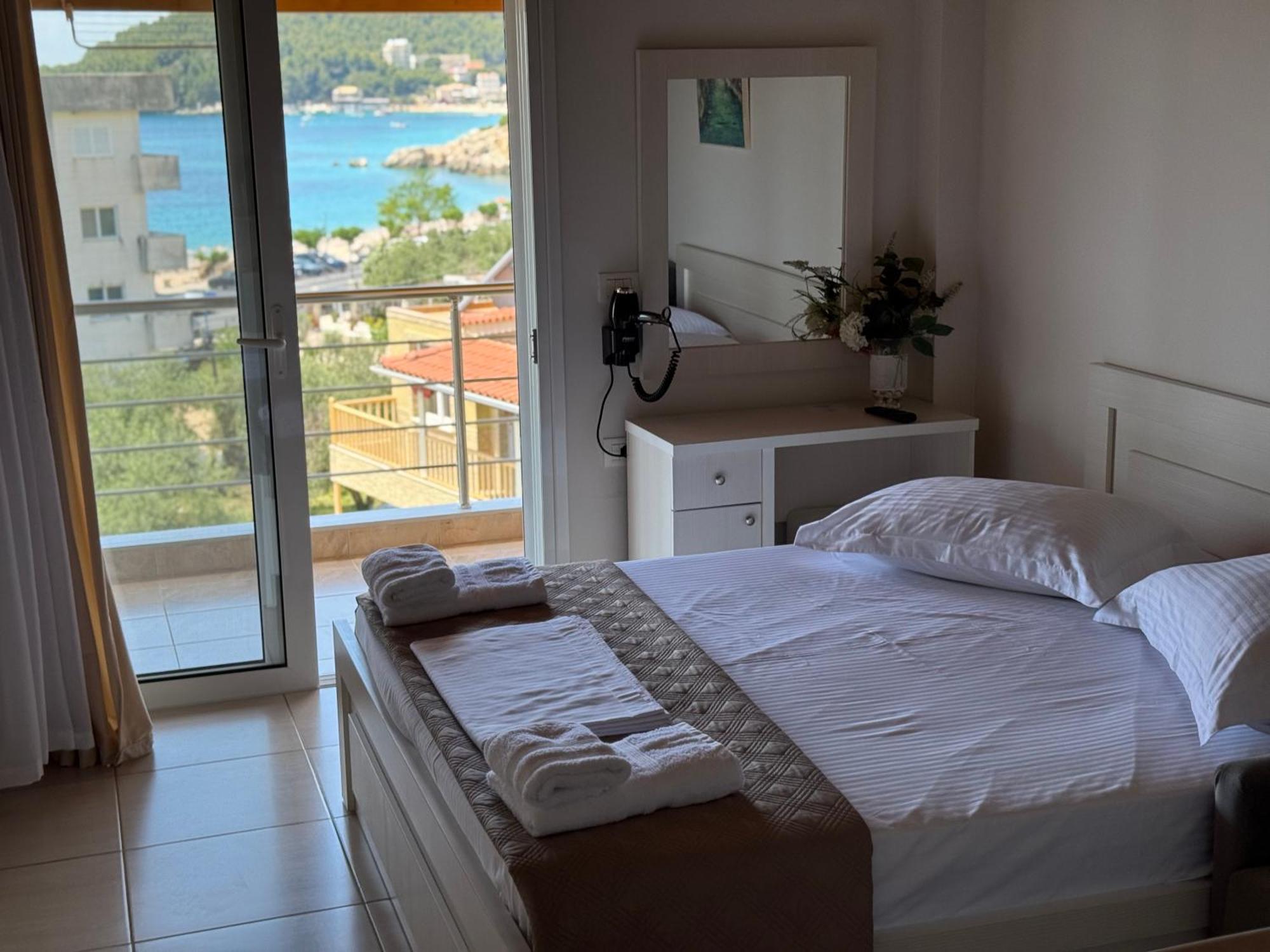 George Hotel Rooms&Suites Himare Bagian luar foto