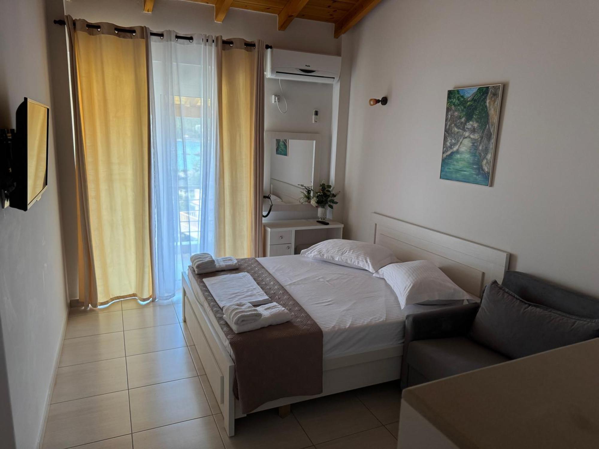 George Hotel Rooms&Suites Himare Bagian luar foto