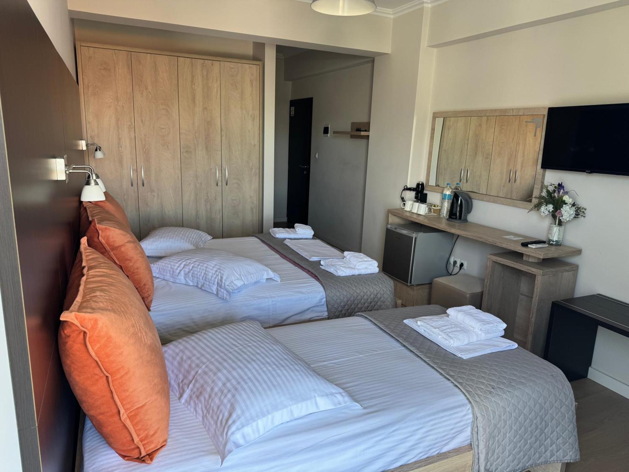 George Hotel Rooms&Suites Himare Bagian luar foto