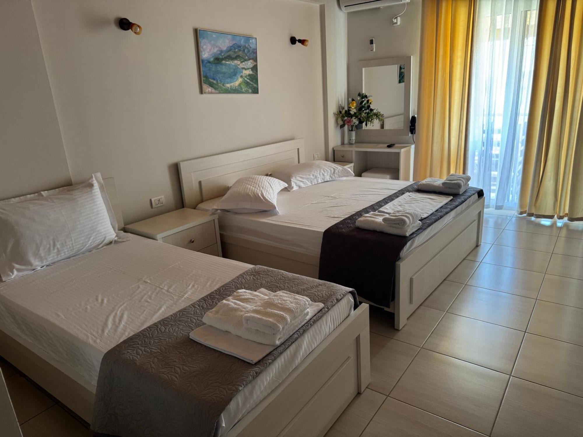 George Hotel Rooms&Suites Himare Bagian luar foto